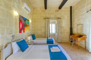 Rúm í herbergi á Girardu Holiday Home +37 myndir
