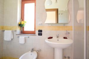 A bathroom at Il Poggio del Mare