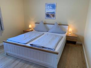 Postel nebo postele na pokoji v ubytování Haus Nordseeblick Wohnung 10
