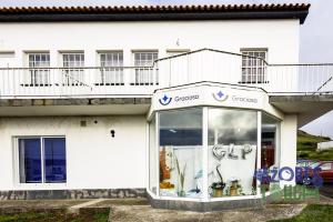 圣克鲁斯达格拉西奥萨Apartamento Oslar的白色建筑前的商店