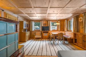 a dining room with a table and chairs in a house at Casa Romantica - ein Alpiner Traum in Partenen