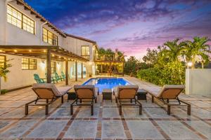 Balkón nebo terasa v ubytování Azure Vista Villa