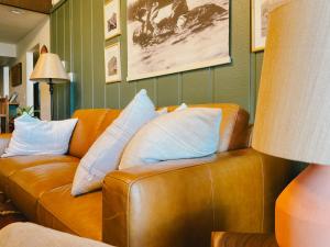 un sofá con almohadas en la sala de estar en True Ski-In & Out, Panoramic Mtn Views, 3Bdm, en Crested Butte