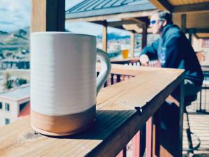 クレスティド・ビュートにある3BR Mountain Condo at the Trailhead with Huge Viewsのコーヒーカップ(テーブルに座ったバルコニー)