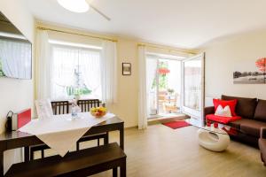 un soggiorno con un divano e un tavolo di Haus am Mühlenweg - modern und lichtdurchflutet a Bad Wörishofen