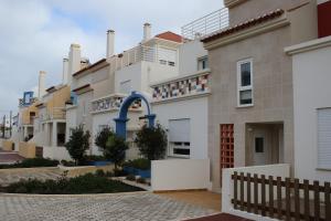 een uitzicht op een huis met een gebouw bij Apartments Baleal: Close to the Sea + Pool in Baleal