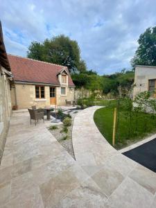 a stone walkway in front of a house at Chambre Saumur in Le Petit-Pressigny