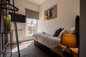 een slaapkamer met een bed en een raam bij The Bishops Nest in Bishop Auckland