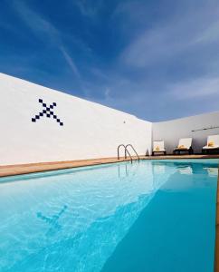 una piscina in un hotel con sedie accanto di Lanzarote Suite Moon a Tías