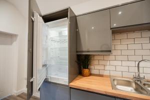 een keuken met een wastafel en een douche bij The Bishops Nest in Bishop Auckland +77 foto's