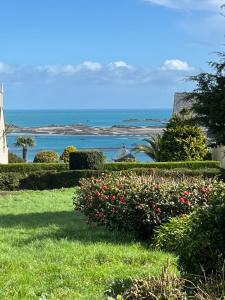 un jardín con vistas al océano en Maison Familiale vue mer et plage à pieds, en Ploubazlanec