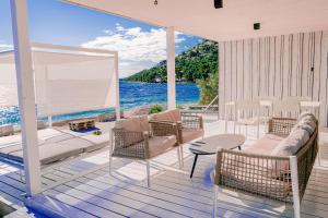 ein Wohnzimmer mit Blick auf das Meer in der Unterkunft Buqez Eco Resort - Beach Villa 22 in Drage