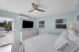 Postel nebo postele na pokoji v ubytování 1 BR, Heated POOL, 1 Mile direct gulf access, GREAT Location, Dockage , Apt C