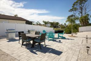 Patio nebo venkovní prostory v ubytování 1 BR, Heated POOL, 1 Mile direct gulf access, GREAT Location, Dockage , Apt C