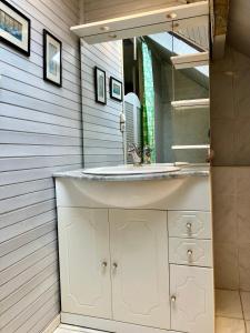a bathroom with a sink and a mirror at PARIS-DISNEY Homestay in Noisy-le-Grand