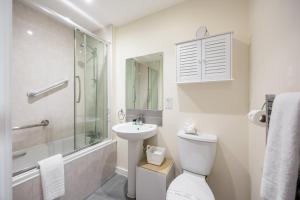 Ένα μπάνιο στο Belle Buoy - Town Centre Location with Free Parking