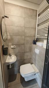 une petite salle de bain avec toilettes et lavabo dans l'établissement Apartament, Mieszkanie, à Poznań