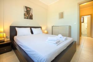 En eller flere senge i et værelse på Saba Villa by RentalsPro - Hanioti Halkidiki