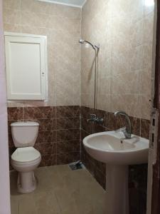 Koupelna v ubytování Noor Hotel + 15 fotografií
