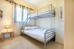 En eller flere senge i et værelse på Saba Villa by RentalsPro - Hanioti Halkidiki