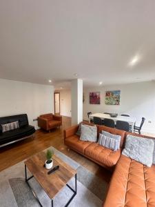 una sala de estar con un sofá y una mesa en Spacious 3-bed 3-Bath Luxury apartment with balcony Hyde Park, en Londres