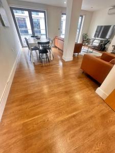 una sala de estar con un sofá y una mesa en Spacious 3-bed 3-Bath Luxury apartment with balcony Hyde Park, en Londres