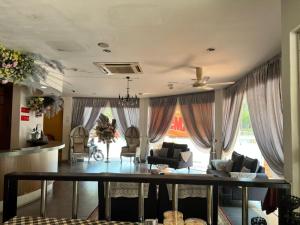 a living room with a table and chairs at Dancenter Near Shell Jalan Iskandar Shah, Orchard in Kampong Tebing Rabak