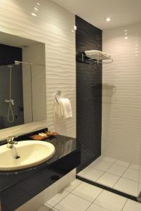 W łazience znajduje się umywalka i prysznic. w obiekcie Motel Cancun Oviedo w mieście Llanera