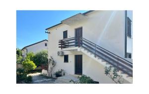 un edificio blanco con una escalera lateral en Apartment Hvar Vandele Bozitkovic, en Hvar