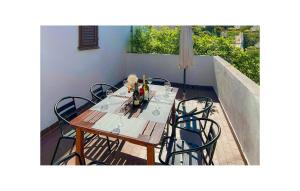 Una mesa y sillas de madera en un balcón. en Apartment Hvar Vandele Bozitkovic, en Hvar