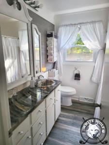 ein Badezimmer mit Waschbecken und Toilette in der Unterkunft WHITE WOLF Farmhouse Retreat in Reidsville + 116 Fotos