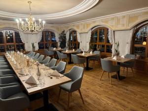 Das Traditionshotel Schwarzer Adler餐厅或其他用餐的地方