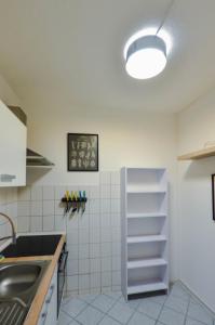 una cocina con fregadero y encimera en StayInn Halle (Saale), en Nietleben