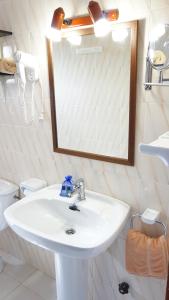 エス・カロにあるAstbury Apartments Ses Platgetesのバスルーム(白い洗面台、鏡付)