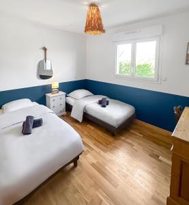 a room with three beds and a window at Bois Lurette - Stella-Plage - Maison proche plage et centre-ville in Cucq +18 photos