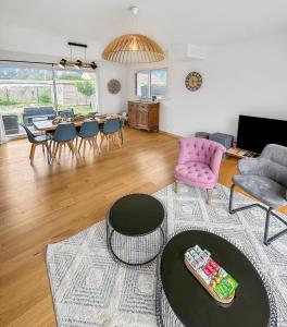 a living room with a couch and a table at Bois Lurette - Stella-Plage - Maison proche plage et centre-ville in Cucq