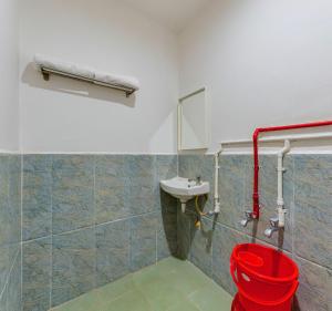 um banheiro com pia e vaso sanitário em Prakash Regency, Satara em Satara