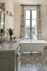 Ένα μπάνιο στο Provence Style Mas Near Montpellier +32 φωτογραφίες