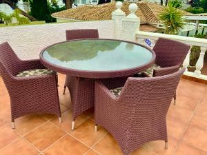 Posedenie v ubytovaní Family villa with pool, walk to beach, restaurants and shopping