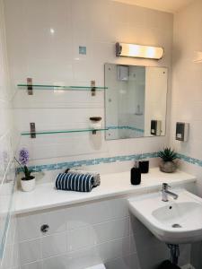 IfieldにあるFly Hi-Town Centre Apartmentの洗面台と鏡のある白いバスルーム +22枚の写真