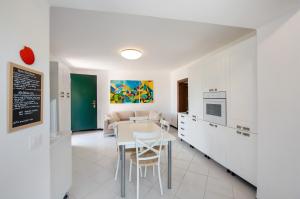 Η κουζίνα ή μικρή κουζίνα στο Villa Zafferano Suites - Lavanda +22 φωτογραφίες