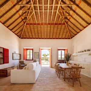 an open living room with a wooden ceiling at Quinta do Pinheiro in Pinheiro