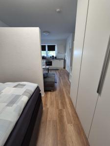 Un dormitorio con una cama y una sala de estar. en Fewo Schlossbühl, en Meersburg
