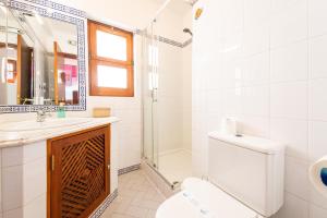 een badkamer met een toilet, een wastafel en een douche bij Algarve 3-Bedroom Villa w Pool, Beaches & Golf in Tavira +12 foto's