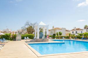 een zwembad met prieel in een villa bij Algarve 3-Bedroom Villa w Pool, Beaches & Golf in Tavira