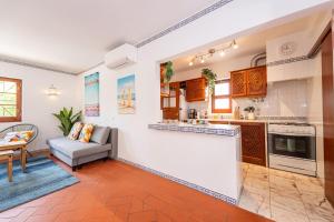 een keuken en woonkamer met een bank en een tafel bij Algarve 3-Bedroom Villa w Pool, Beaches & Golf in Tavira