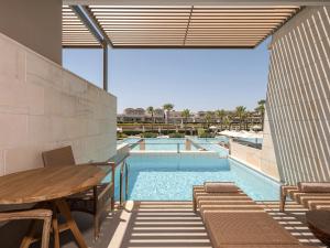 Bazén v ubytovaní Avra Imperial Hotel alebo v jeho blízkosti