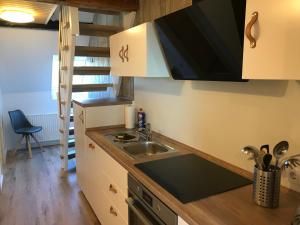 Kuchyň nebo kuchyňský kout v ubytování Romantische Ferienwohnung zwischen Schlei und Ostsee