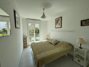 Postel nebo postele na pokoji v ubytování Appartement climatisé en centre-ville de Cavalaire-sur-Mer - FR-1-100-356