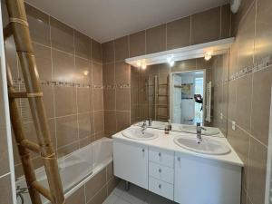 Koupelna v ubytování Appartement climatisé en centre-ville de Cavalaire-sur-Mer - FR-1-100-356